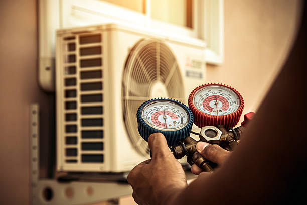 Professional Hvac technician working in Seaford, DE